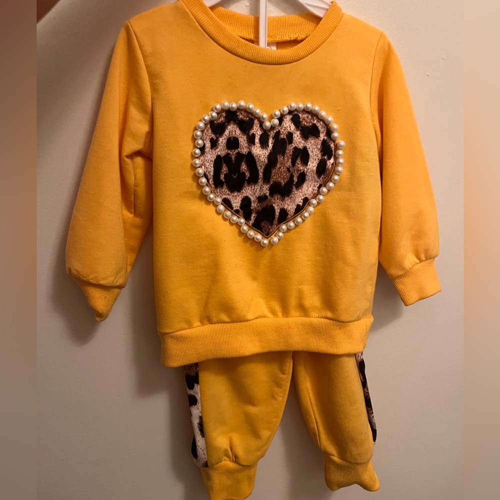 Toddler girl leopard pearl heart jogger set